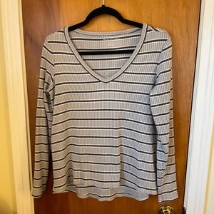 American Eagle Women’s Top Sz M Gray Striped V-neck Long Sleeve Pullover
